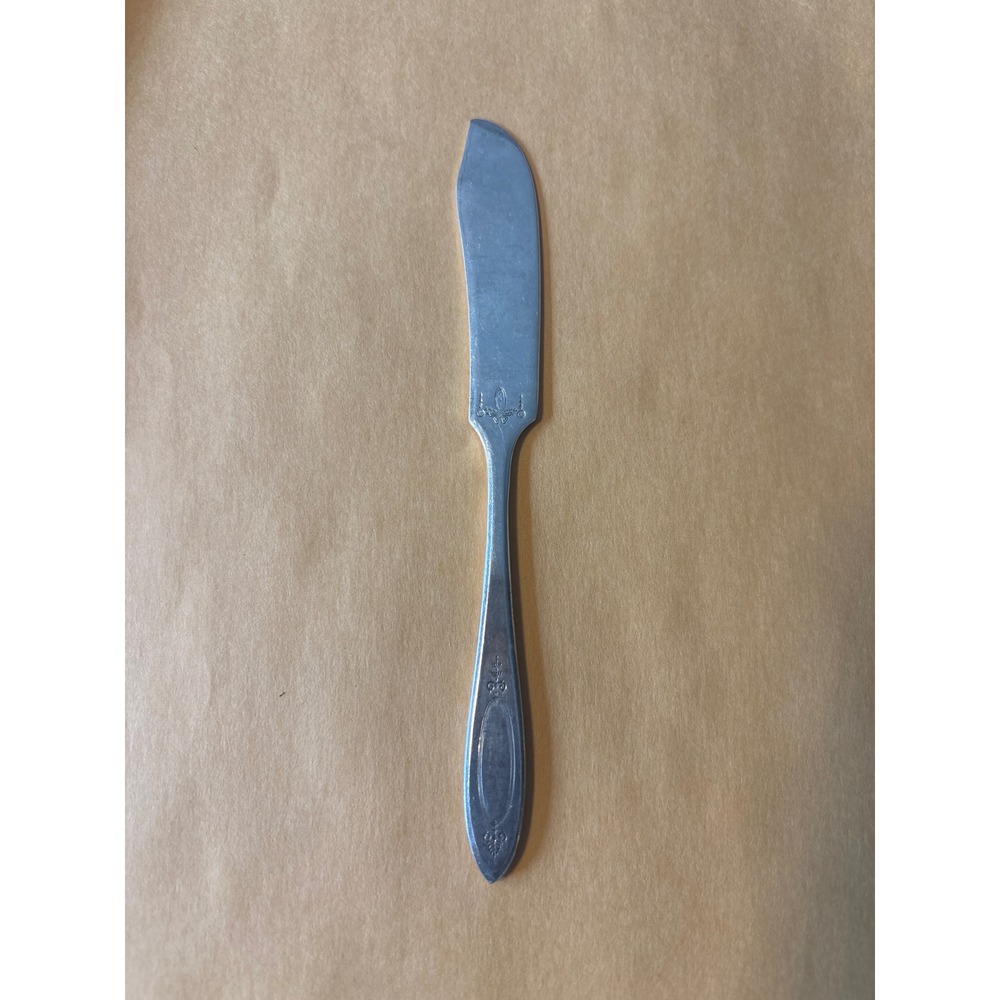 Unbranded Butter Spreader Flatware OS Silver Good Vintage Floral Embossed Metal